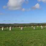 De merry maidens: negentien rotsblokken neergezet in een circel door de oude kelten, zo'n 4000 jaar geleden