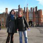 Dit is Hampton Court palace, met op de voorgrond mijn collega Lara en ik