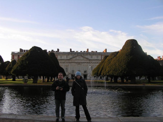 De achterkant van het paleis, met op de voorgrond Richard en Lara