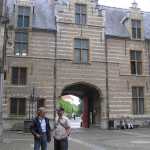 Het markiezenhof in Bergen op Zoom, met mijn vader en Robert op de voorgrond