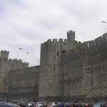 Caernarfon castle, van buiten een imposant gebouw