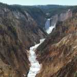 Een dagje Yellowstone: dit is de Grand Canyon of Yellowstone, met aan het eind de lower falls die een goede honderd meter naar beneden denderen. Volgens Robert, die de echte Grand Canyon ook heeft gezien, was dit net zo spectaculair.