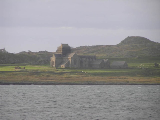 Uiteindelijk doemde het doel van onze reis voor ons op: de abbey op Iona