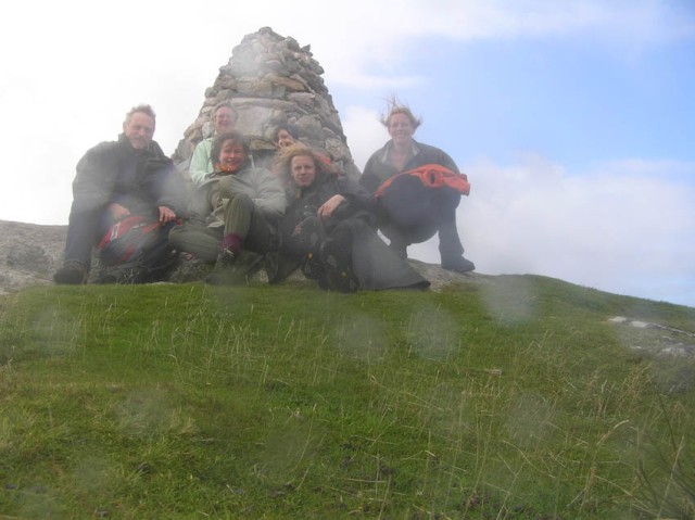 Windkracht 10: een foto maken bovenop Dun I met de zelfontspanner is een hele klus