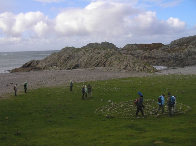 en verder richting st Columba's Bay, waar iedereen meteen de keltische doolhof die daar lag moest proberen