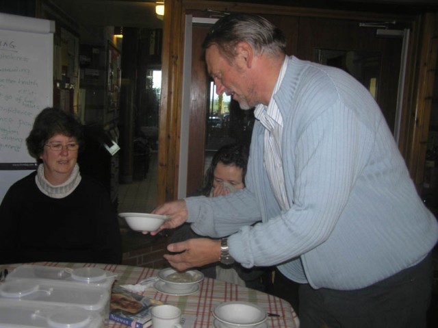 Bij het ontbijt werd mijn porridge (havermoutpap) door Henk geserveerd