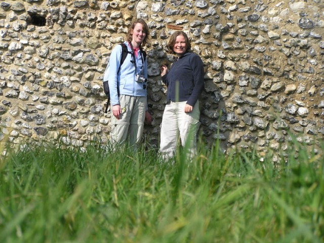 Samen bij de ruine van een middeleeuws kerkje bij station Boxhill