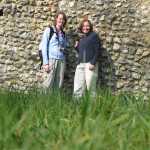 Samen bij de ruine van een middeleeuws kerkje bij station Boxhill
