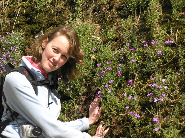 Marieke bij n van de tuinmuren