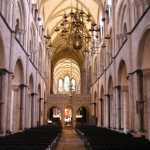 Van binnen is goed te zien dat de kathedraal oud is, aan de normandische bogen, die je in de meeste kathedralen in Engeland niet veel meer ziet