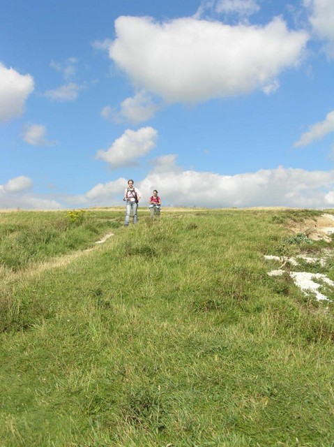 wandelen door het gras bovenop de rotsen, langs de rand van de afgrond