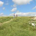 wandelen door het gras bovenop de rotsen, langs de rand van de afgrond