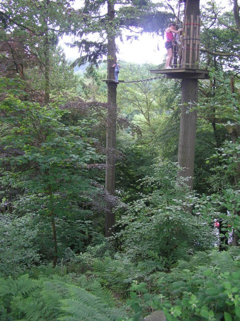 Dit is het hoogste gedeelte van het parcours, een leuningloos bruggetje zo'n 35 meter boven de grond