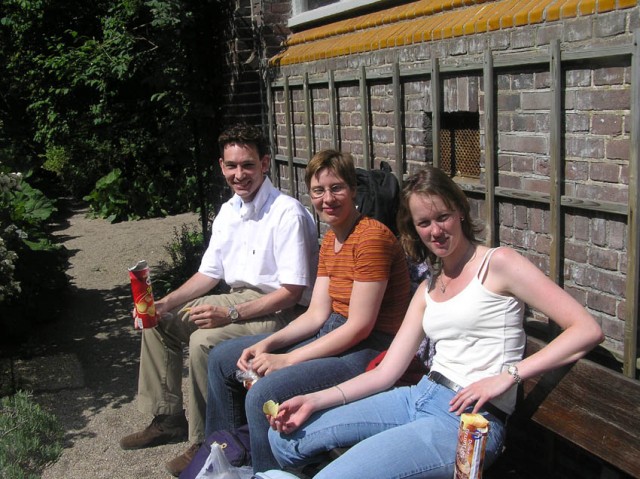 lunch met Hessel, Paulien en Marieke op een bankje in de zon in de hortus botanicus in amsterdam