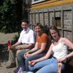 lunch met Hessel, Paulien en Marieke op een bankje in de zon in de hortus botanicus in amsterdam