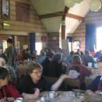 Lunch in de grote zaal van het MacLeod Centre