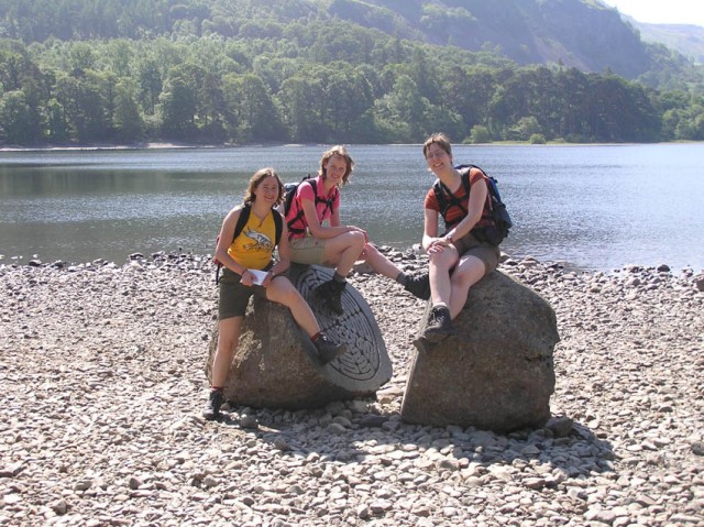 voor het monument van the National Trust bij Derwentwater