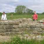 Hadrian's Wall: de muur die ervoor moest zorgen dat de picten (schotten) het romeinse rijk niet binnenkwamen, zie hier twee binnenvallende picten