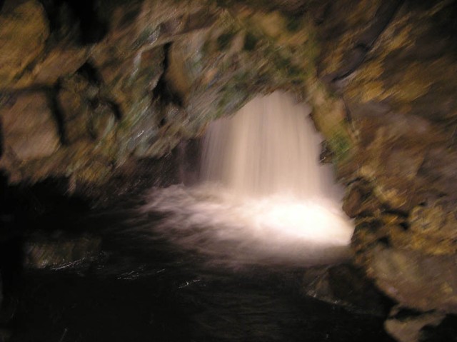 Dit is een ondergrondse waterval in de white scar caves