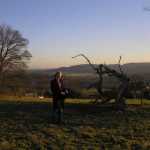Ik was uit wandelen met Steffen, hij poseert hier voor het prachtige uitzicht op de heuvels van Surrey
