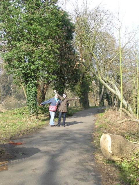 Anne en Hester in de zon aan de Thames