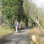 Anne en Hester in de zon aan de Thames