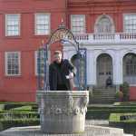 jeroen put water bij Kew Palace in Kew Gardens