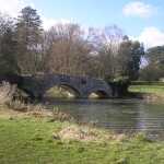 een prachtig oud bruggetje over de vijver van Waverley Abbey House