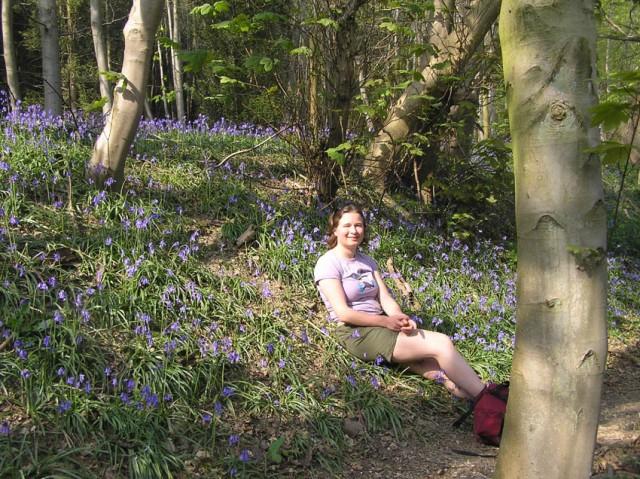 en natuurlijk moest ik zittend tussen de bluebells op de foto