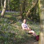 en natuurlijk moest ik zittend tussen de bluebells op de foto