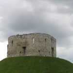 Clifford Tower is n van de laatste overblijfselen van het kasteel in York