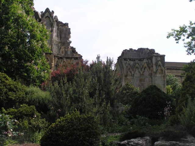 In het park vlak bij ons hotel stond de ruine van een elfde-eeuws klooster